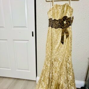Elegant Gold Maxi Dress with Lace Detail